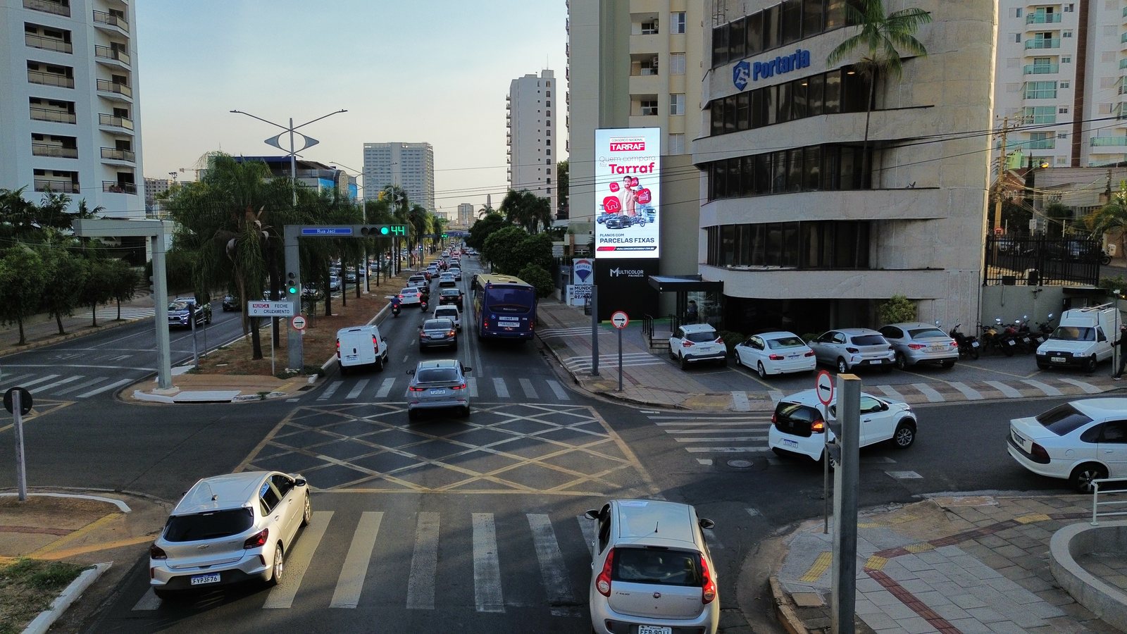 Painel digital da Multicolor em cruzamento movimentado de São José do Rio Preto