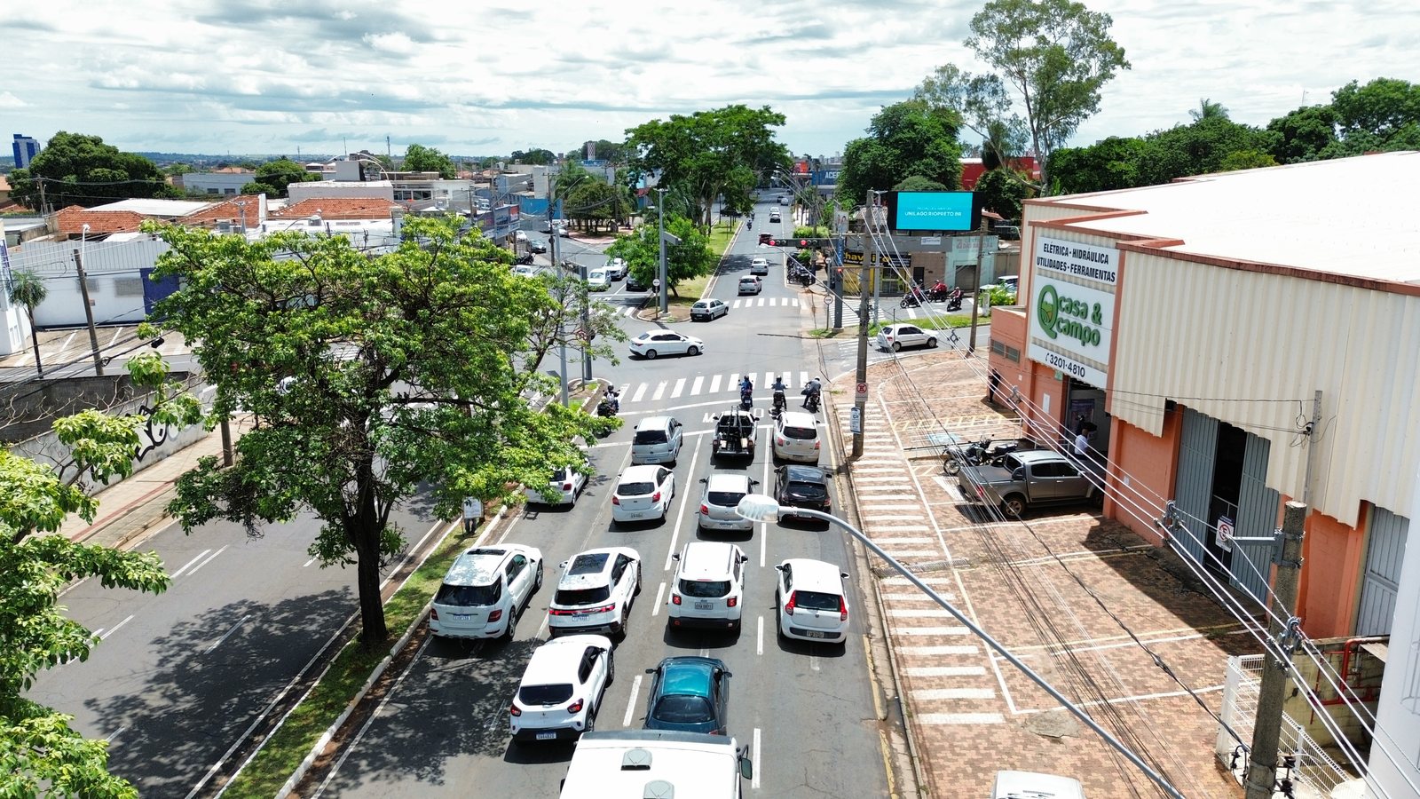 Painel na Av. dos Estudantes com tráfego intenso