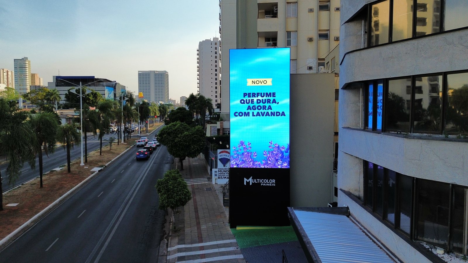 Mega Painel vertical à luz do dia