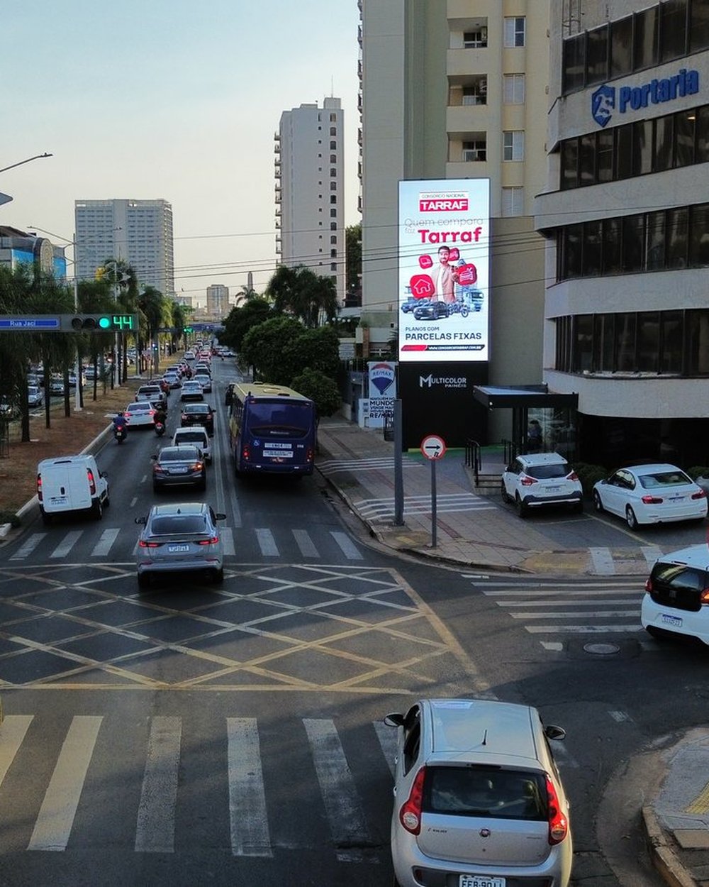 Painel digital Multicolor em avenida de São José do Rio Preto